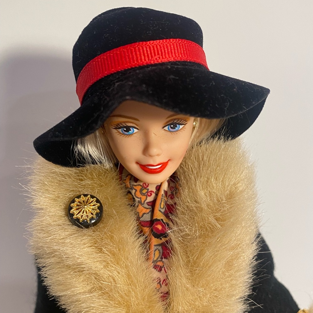 Winter in New York Barbie - Picture 7 of 8